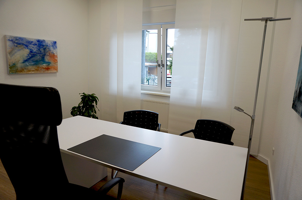 Detailansicht des Arbeitsplatzes in Büro 1.