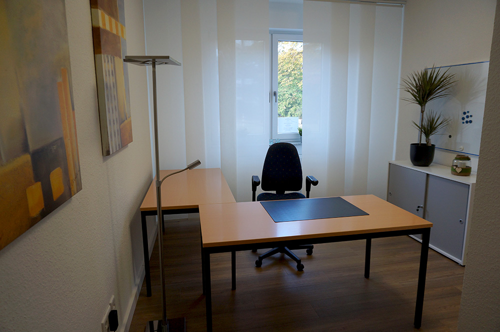 Nahaufnahme des Schreibtisches in Büro 3.